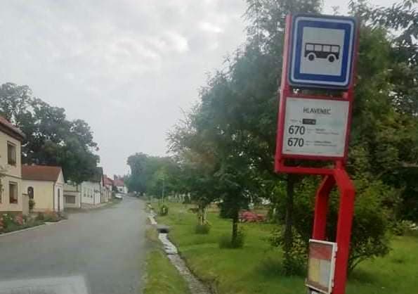 Autobusová zastávka Hlavěnice s jízdním řádem linek 670