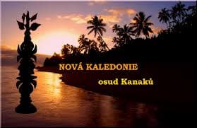 Nový Kaledonie, osud Kanaků, siluety palem a sochy při západu slunce