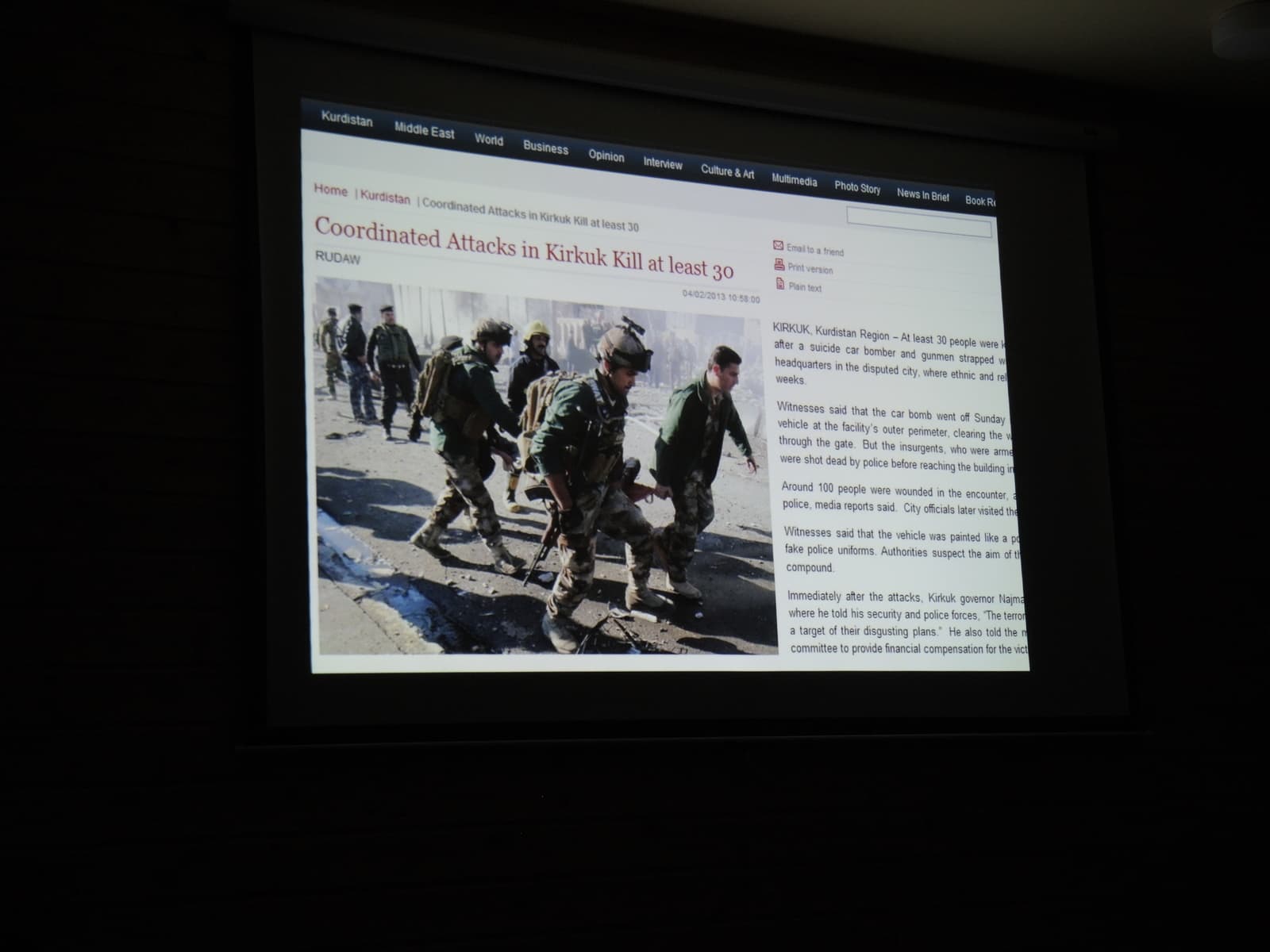 Promítaný článek "Coordinated Attacks in Kirkuk Kill at least 30" s fotografií vojáků